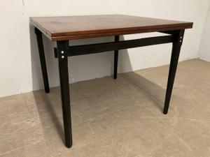 Ausziehbarer Vintage-Tisch aus den 60er Jahren aus Palisander. Schwarz lackierte Beine. Design. Restauriert. Maße: 95 x 95, ausziehbar auf 190 cm.